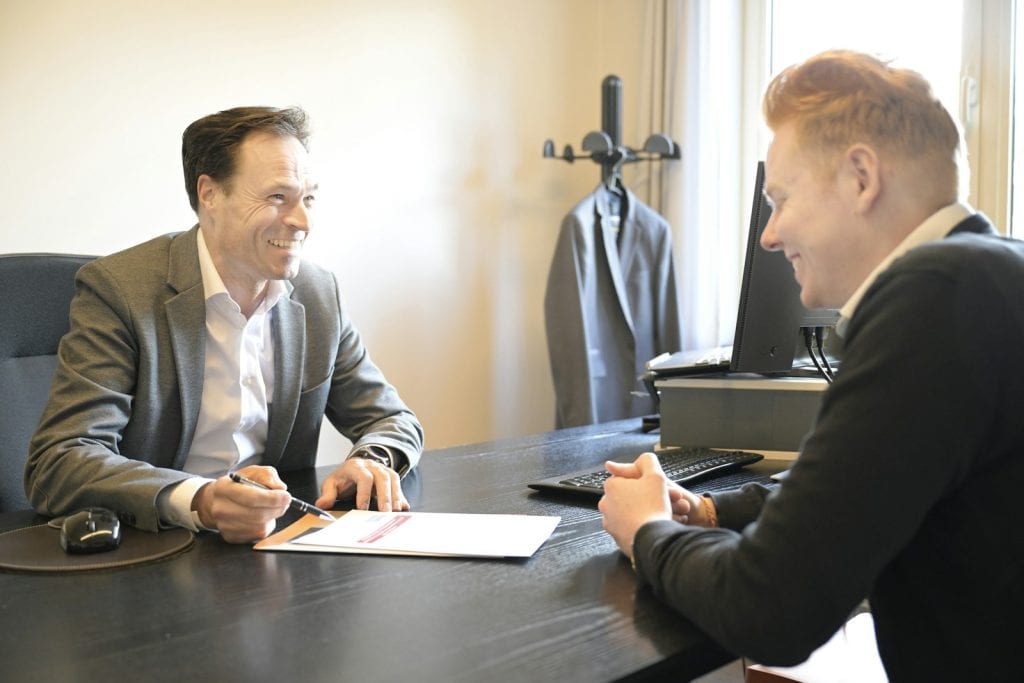Steuerberater im Gespräch mit einer Mandantin